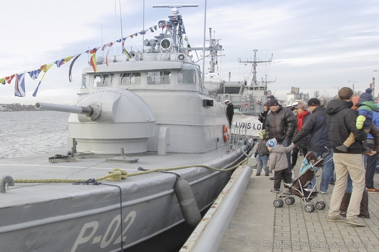 Daugavā svētku laikā tika demonstrēti Jūras spēku kuģi 109720