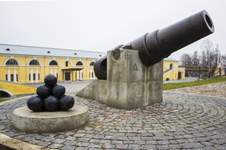 Daugavpils cietoksnis (arī Dinaburgas cietoksnis) ir ievērojamākais Daugavpils kultūrvēsturiskais piemineklis. Dinaburgas cietokšņa celtniecību 1582.  109906