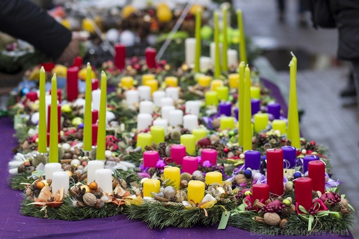 Rīgas Centrāltirgū pieejama plaša adventes vainagu izvēle 110048