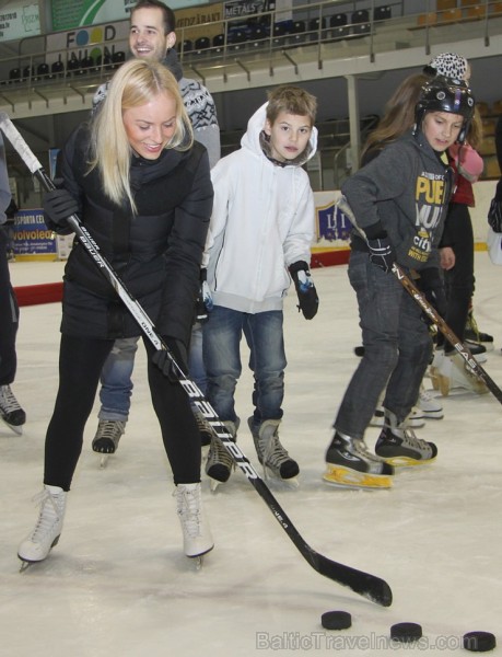 Latvijas tūroperators «Alida Tūrs» (www.alida.lv) sarīkoja 30.11.2013 Volvo ledus hallē  pasākumu «Ar Alida uz slidām» 110086