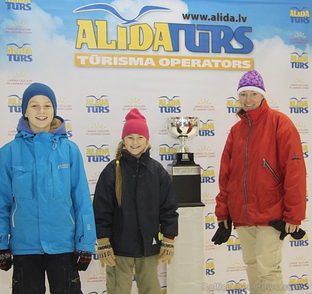 Latvijas tūroperators «Alida Tūrs» (www.alida.lv) sarīkoja 30.11.2013 Volvo ledus hallē  pasākumu «Ar Alida uz slidām» 110104