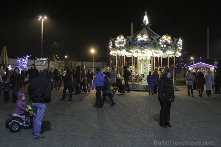 Lido atpūtas centrā iedegta viena no lielākajām Rīgas svētku eglēm 110234