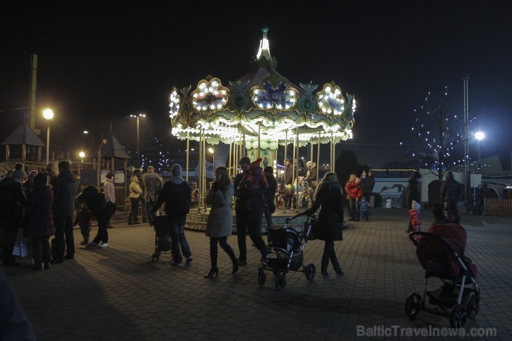 Lido atpūtas centrā iedegta viena no lielākajām Rīgas svētku eglēm 110236