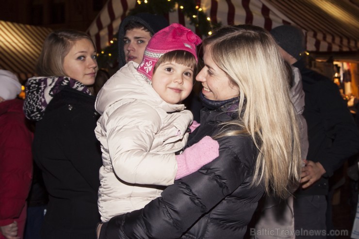 30.11.2013 Doma laukumā tika atvērts Ziemassvētku tirdziņš un iedegta pilsētas galvenā egle 110349