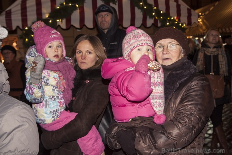 30.11.2013 Doma laukumā tika atvērts Ziemassvētku tirdziņš un iedegta pilsētas galvenā egle 110350