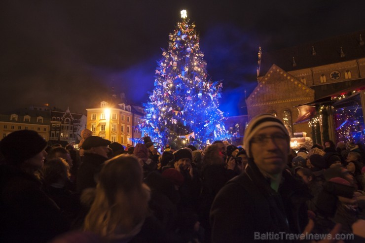 30.11.2013 Doma laukumā tika atvērts Ziemassvētku tirdziņš un iedegta pilsētas galvenā egle 110351