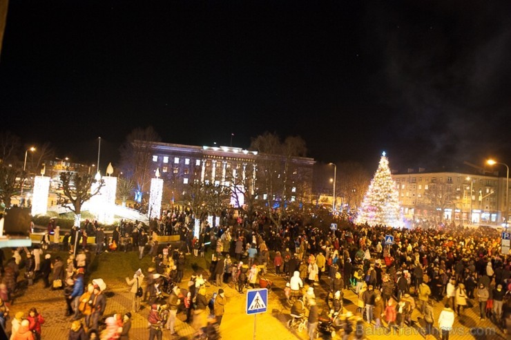 Ar lielās Ziemassvētku egles iemirdzēšanos Liepājā sācies Ziemas festivāls, kas sevī kā lielā rūķa maisā saslēpis daudzus jo daudzus pasākumus, jautru 110389