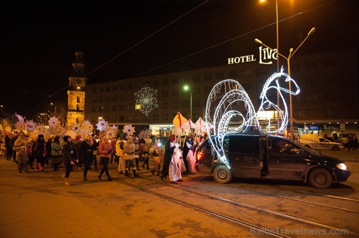 Ar lielās Ziemassvētku egles iemirdzēšanos Liepājā sācies Ziemas festivāls, kas sevī kā lielā rūķa maisā saslēpis daudzus jo daudzus pasākumus, jautru 110390