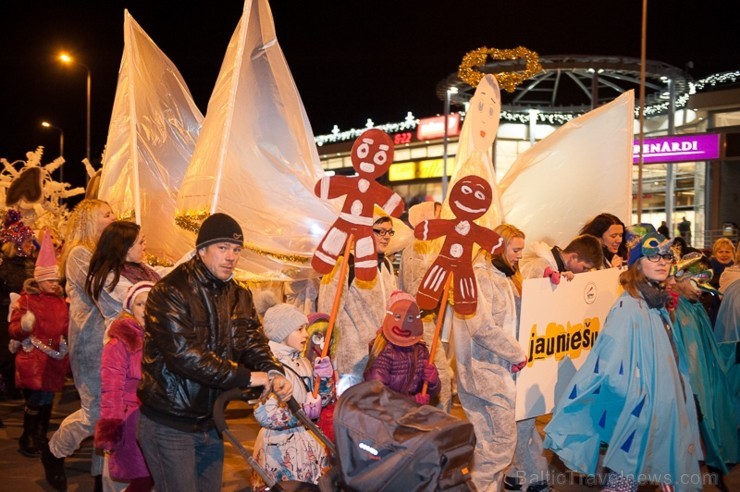 Ar lielās Ziemassvētku egles iemirdzēšanos Liepājā sācies Ziemas festivāls, kas sevī kā lielā rūķa maisā saslēpis daudzus jo daudzus pasākumus, jautru 110391