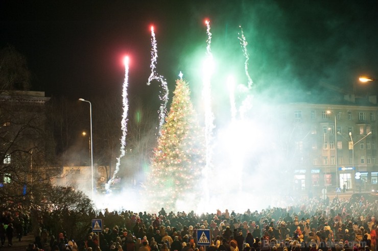 Ar lielās Ziemassvētku egles iemirdzēšanos Liepājā sācies Ziemas festivāls, kas sevī kā lielā rūķa maisā saslēpis daudzus jo daudzus pasākumus, jautru 110393