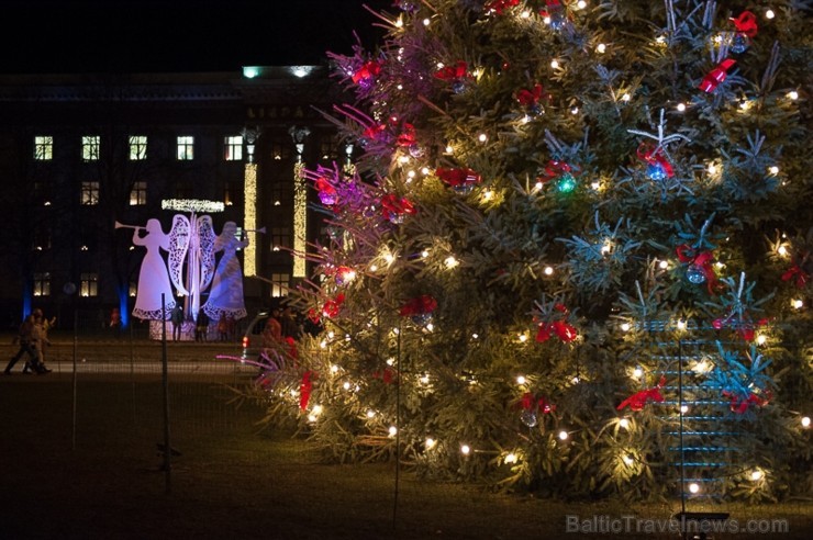 Ar lielās Ziemassvētku egles iemirdzēšanos Liepājā sācies Ziemas festivāls, kas sevī kā lielā rūķa maisā saslēpis daudzus jo daudzus pasākumus, jautru 110395