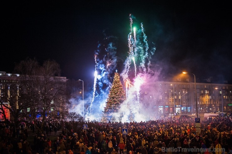 Ar lielās Ziemassvētku egles iemirdzēšanos Liepājā sācies Ziemas festivāls, kas sevī kā lielā rūķa maisā saslēpis daudzus jo daudzus pasākumus, jautru 110397