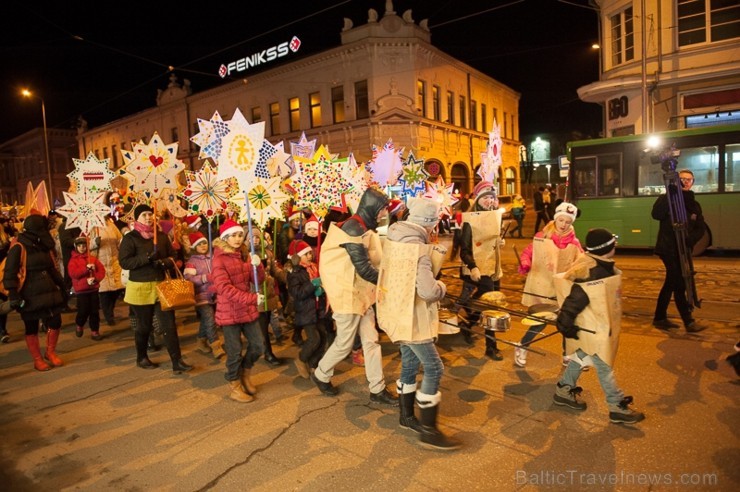 Ar lielās Ziemassvētku egles iemirdzēšanos Liepājā sācies Ziemas festivāls, kas sevī kā lielā rūķa maisā saslēpis daudzus jo daudzus pasākumus, jautru 110398