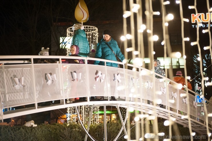 Ar lielās Ziemassvētku egles iemirdzēšanos Liepājā sācies Ziemas festivāls, kas sevī kā lielā rūķa maisā saslēpis daudzus jo daudzus pasākumus, jautru 110400