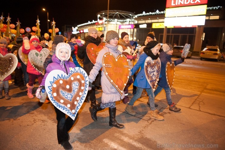 Ar lielās Ziemassvētku egles iemirdzēšanos Liepājā sācies Ziemas festivāls, kas sevī kā lielā rūķa maisā saslēpis daudzus jo daudzus pasākumus, jautru 110402