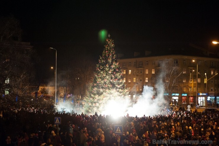 Ar lielās Ziemassvētku egles iemirdzēšanos Liepājā sācies Ziemas festivāls, kas sevī kā lielā rūķa maisā saslēpis daudzus jo daudzus pasākumus, jautru 110403