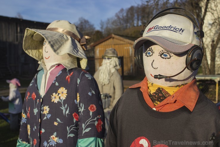 Sabilē kādā no privātmājas pagalma ir atrodama pašdarinātu leļļu kolekcija. Lelles tiek veidotas no lupatām un apģērbs tiek pirkts Second Hand veikalo 110475