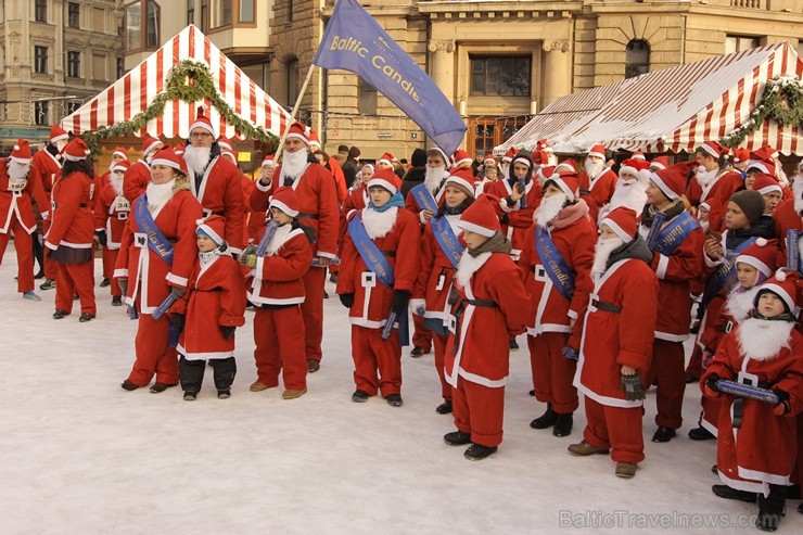 Vecrīgā norisinājies tradicionālais Ziemassvētku vecīšu labdarības skrējiens 110779