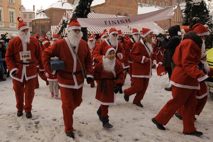 Vecrīgā norisinājies tradicionālais Ziemassvētku vecīšu labdarības skrējiens 110785