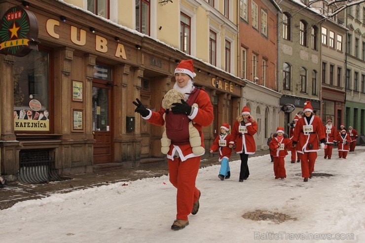 Vecrīgā norisinājies tradicionālais Ziemassvētku vecīšu labdarības skrējiens 110798