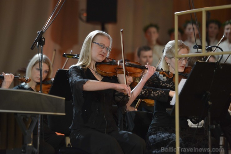 Lielajā ģildē kopā ar Latvijā iemīļotiem skatuves māksliniekiem izskanējis gada sirsnīgākais labdarības koncerts, kas veltīts talantīgu bērnu un jauni 110961