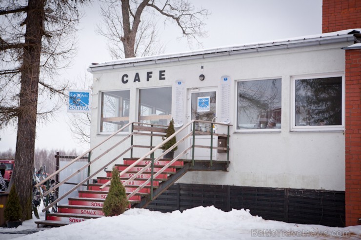 Arī Cīruļkalnā Cafe Popular Sniegā piedāvā gardu maltīti un iespēju sasildīties 111229