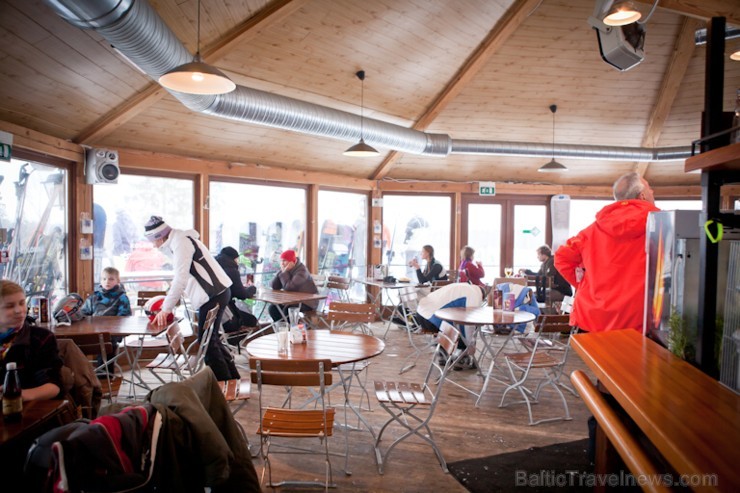 Pašā Žagarkalna virsotnē, kafejnīcas Cafe Popular Sniegā ēkas otrajā stāvā, atrodams apartaments – brīvdienu māja ģimenēm Cēsu vimbas - www.hotelkolon 111230