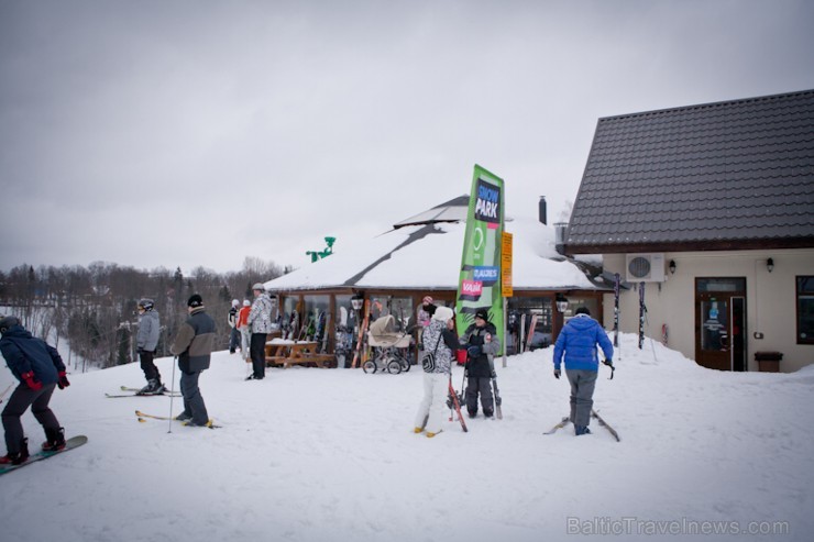 Pašā Žagarkalna virsotnē, kafejnīcas Cafe Popular Sniegā ēkas otrajā stāvā, atrodams apartaments – brīvdienu māja ģimenēm Cēsu vimbas - www.hotelkolon 111236