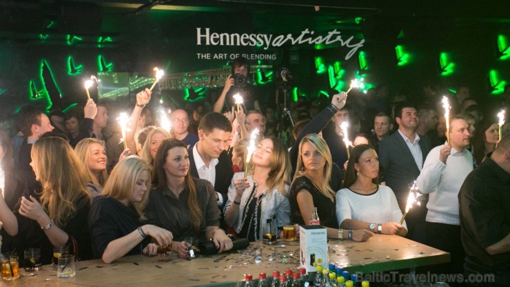 Klubā Coyote fly izskanējis ekskluzīvais koncertšovs Hennessy Artistry, kurā sev neierastā ampluā uzstājās dziedātāja Ieva Sutugova, mūsdienu deju un  111224