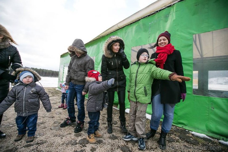 Lai ieskandinātu gada nogales svētkus un atkal redzētos ar Lejasstrazdu bērnu nama audzēkņiem, TV raidījuma Kinomānija vadītāja Anna Rozīte kopā ar do 111262