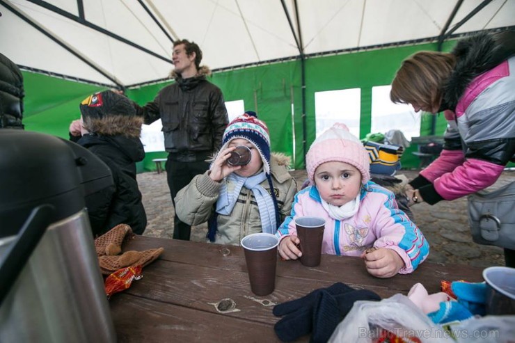 Lai ieskandinātu gada nogales svētkus un atkal redzētos ar Lejasstrazdu bērnu nama audzēkņiem, TV raidījuma Kinomānija vadītāja Anna Rozīte kopā ar do 111264