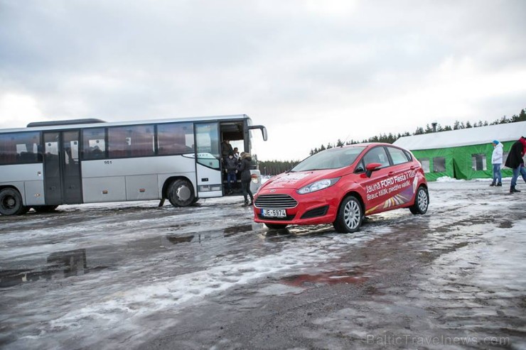 Ciemošanās laikā 18 bērni vecumā no 4 līdz 16 gadiem viesojās Inchcape Ford autocentrā, kur speciālistu vadībā iepazinās ar autosalona servisa darbību 111267