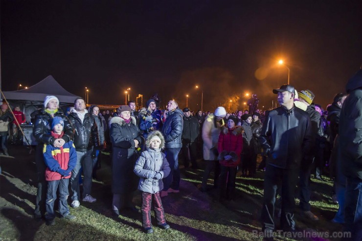 Ventspilī ar krāšņu salūtu atzīmēti tilta svētki. Foto: www.ventspils.lv 111883