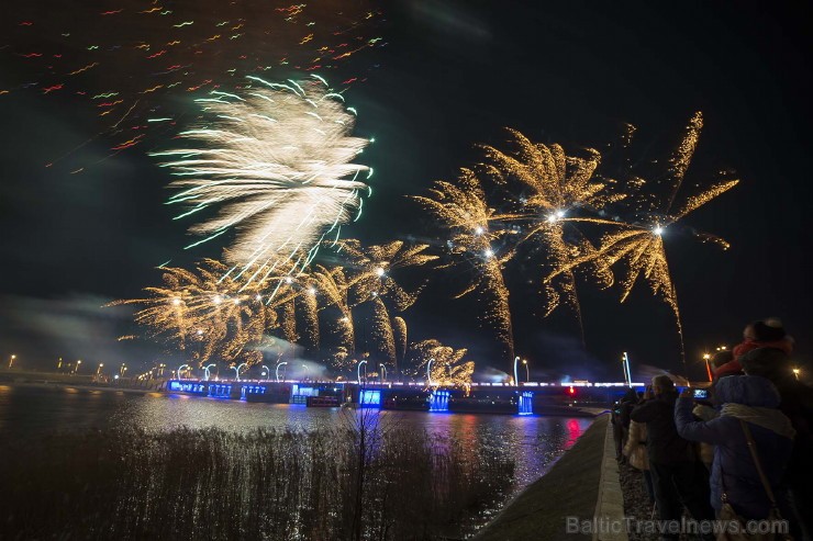 Ventspilī ar krāšņu salūtu atzīmēti tilta svētki. Foto: www.ventspils.lv 111886