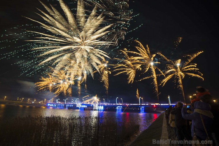 Ventspilī ar krāšņu salūtu atzīmēti tilta svētki. Foto: www.ventspils.lv 111887