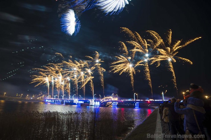 Ventspilī ar krāšņu salūtu atzīmēti tilta svētki. Foto: www.ventspils.lv 111888