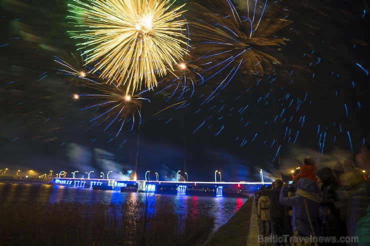 Ventspilī ar krāšņu salūtu atzīmēti tilta svētki. Foto: www.ventspils.lv 111890