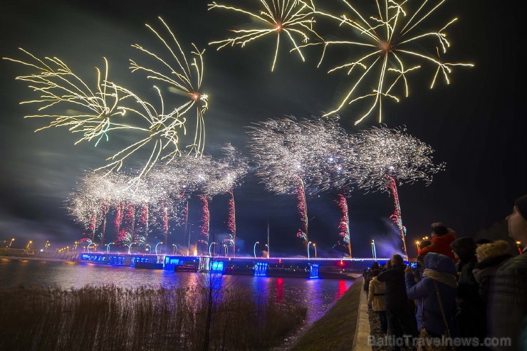 Ventspilī ar krāšņu salūtu atzīmēti tilta svētki. Foto: www.ventspils.lv 111891