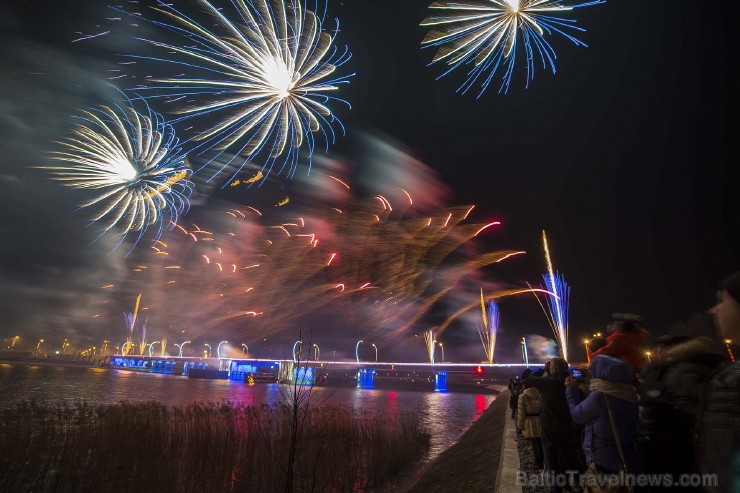 Ventspilī ar krāšņu salūtu atzīmēti tilta svētki. Foto: www.ventspils.lv 111892