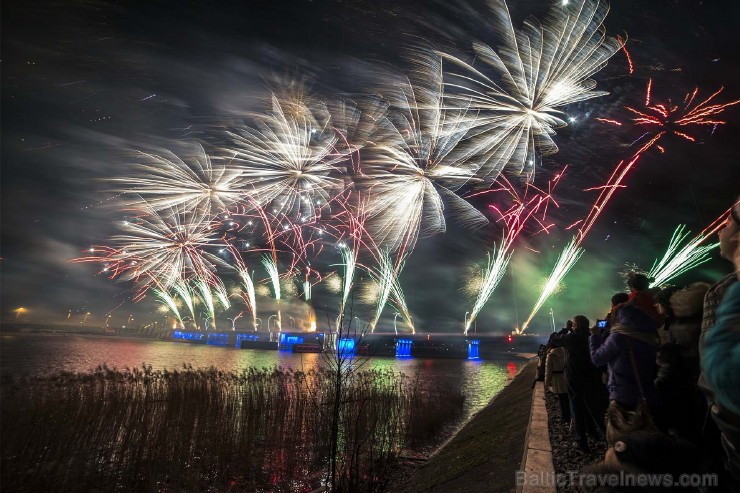 Ventspilī ar krāšņu salūtu atzīmēti tilta svētki. Foto: www.ventspils.lv 111895