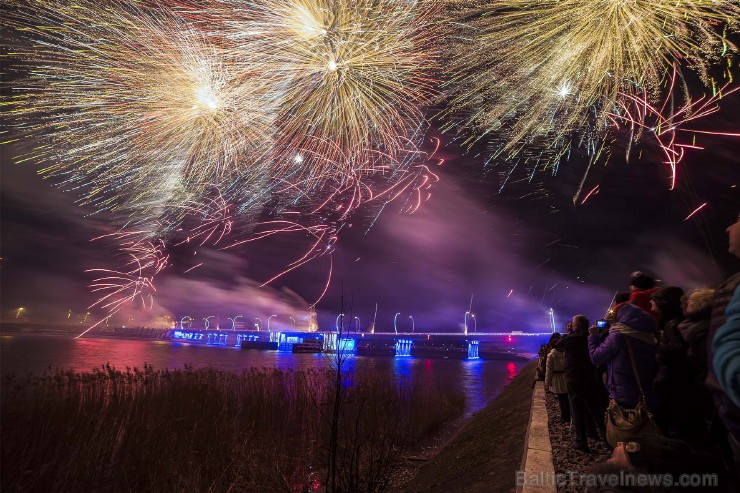 Ventspilī ar krāšņu salūtu atzīmēti tilta svētki. Foto: www.ventspils.lv 111896