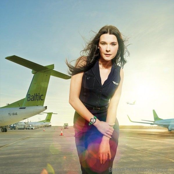 airBaltic prezentē 2014. gada kalendāru, kura atvērumos redzamas aviokompānijas darbinieces. Foto: Gatis Rozenfelds 111977