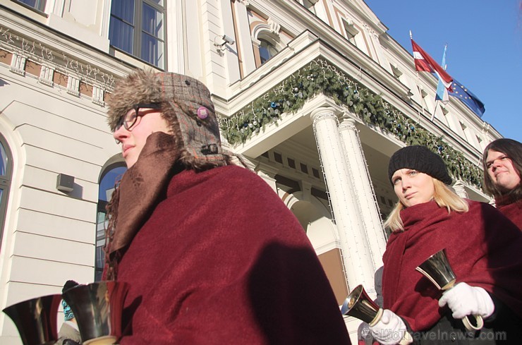 Akcija «Gaismas ceļā - Grāmatu draugu ķēde» priecīgi norit lielā aukstumā 112635