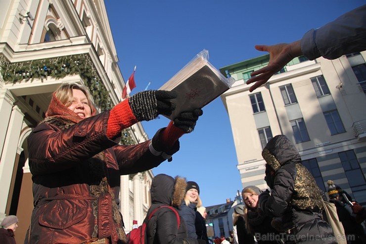 Akcija «Gaismas ceļā - Grāmatu draugu ķēde» priecīgi norit lielā aukstumā 112637