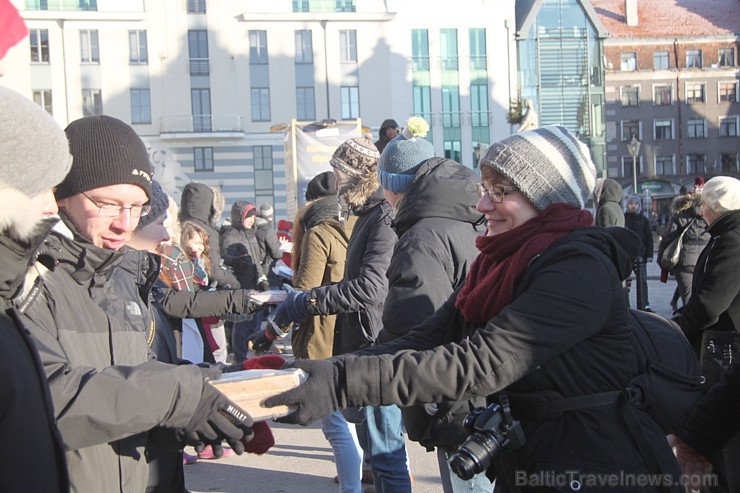 Akcija «Gaismas ceļā - Grāmatu draugu ķēde» priecīgi norit lielā aukstumā 112638