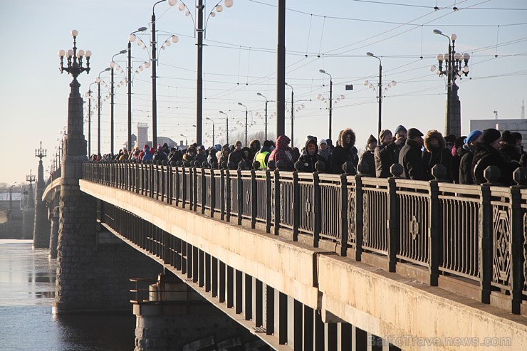 Akcija «Gaismas ceļā - Grāmatu draugu ķēde» priecīgi norit lielā aukstumā 112644