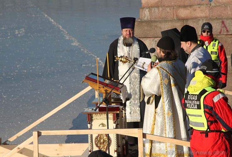 Latvijas Pareizticīgo baznīca svin Kunga Kristīšanas svētkus un peldas Daugavā 112676