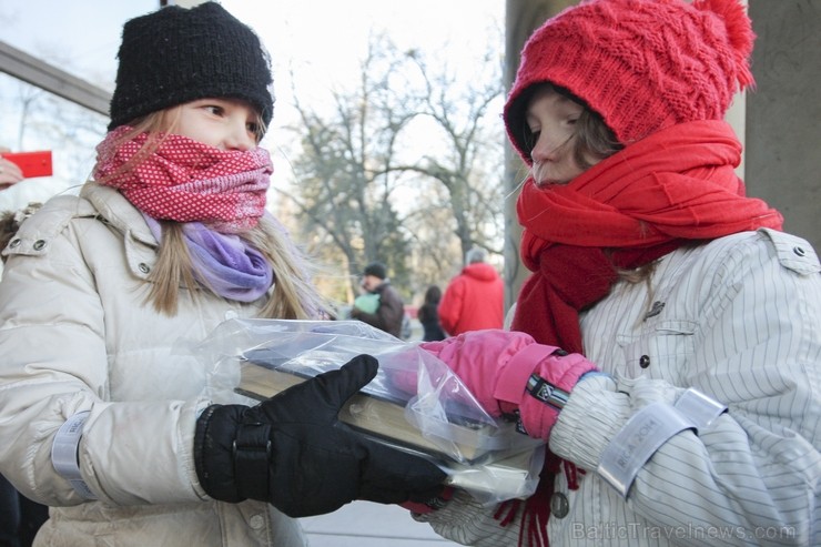 Akcija «Gaismas ceļā - Grāmatu draugu ķēde» priecīgi norit lielā aukstumā 2. daļa 112701