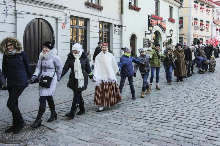 Akcija «Gaismas ceļā - Grāmatu draugu ķēde» priecīgi norit lielā aukstumā 2. daļa 112707