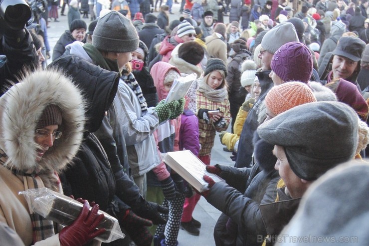 Akcija «Gaismas ceļā - Grāmatu draugu ķēde» priecīgi norit lielā aukstumā 2. daļa 112713